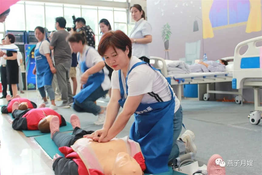 西安燕子月嫂，給假人做心肺復蘇