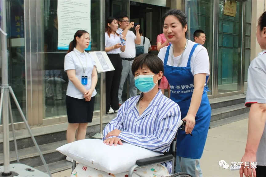 西安燕子月嫂，給老年人推輪椅