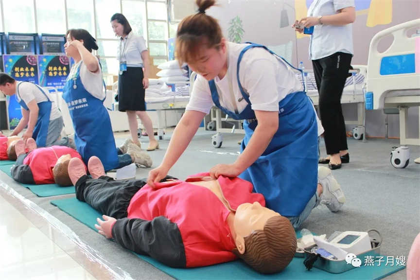 西安燕子月嫂，給假人做心肺復蘇