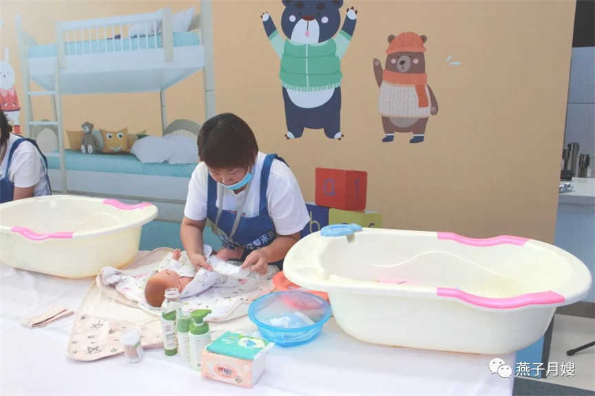 西安燕子月嫂，金牌月嫂給寶寶洗澡
