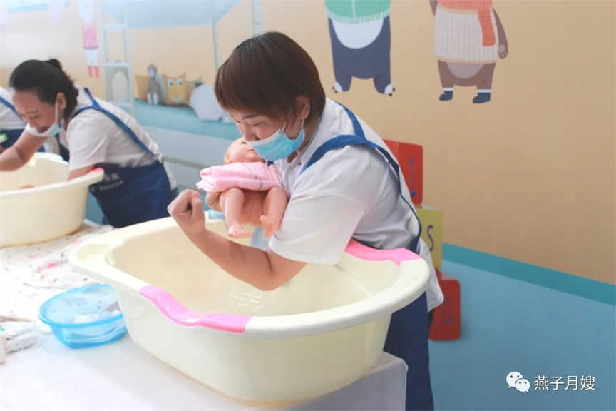 西安燕子月嫂，金牌月嫂給寶寶洗澡